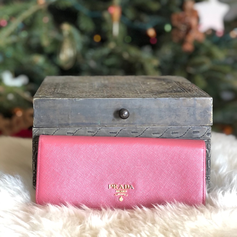 🥰🎁 Beautiful Auth. Prada Wallet!❤️